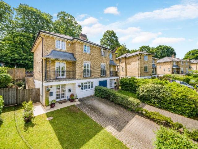 House for sale in Broadwater Down, Sandown Park