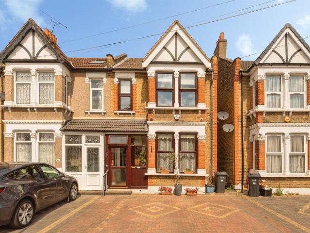 House for sale in Newbury Park, Greater London