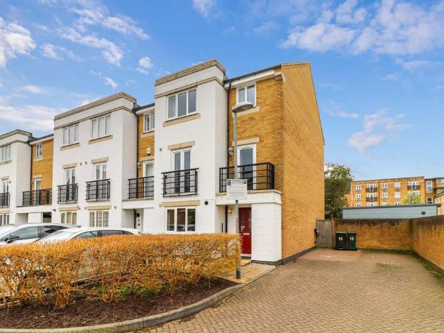 House for sale in Batchworth, Hertfordshire