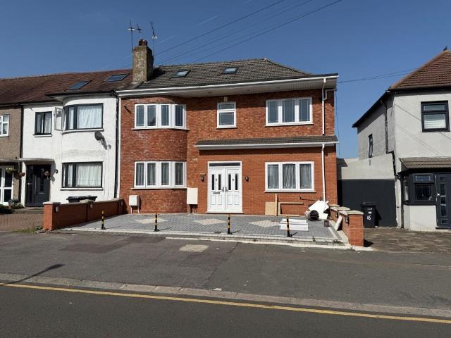 House for sale in Newbury Park, Greater London