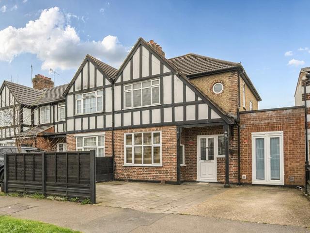 House for sale in Harrow Weald, Greater London