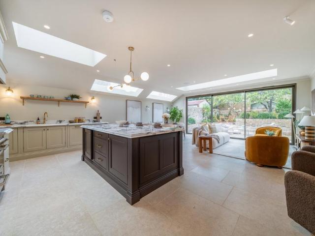 House for sale in Brondesbury, Greater London