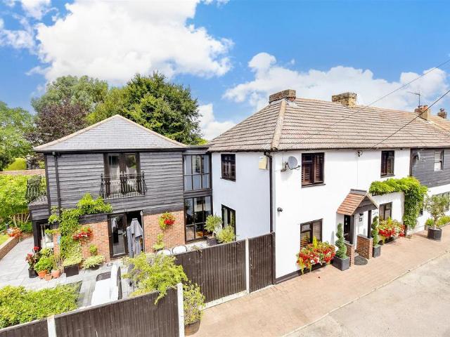 House for sale in Cooling, Cliffe Woods