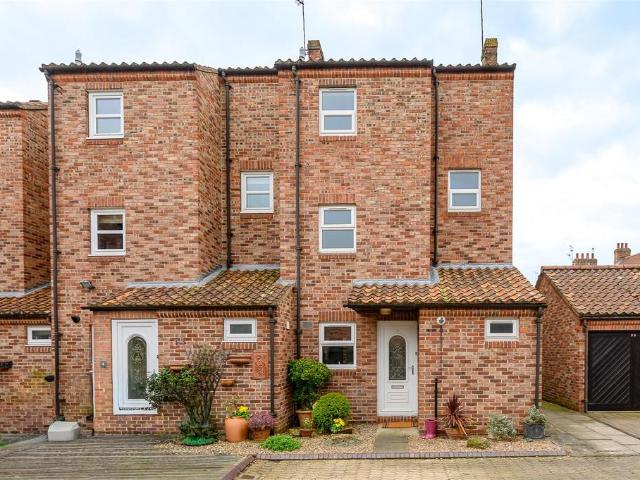 House for sale in High Field, York