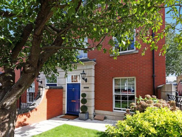 House for sale in Wrenthorpe, West Yorkshire