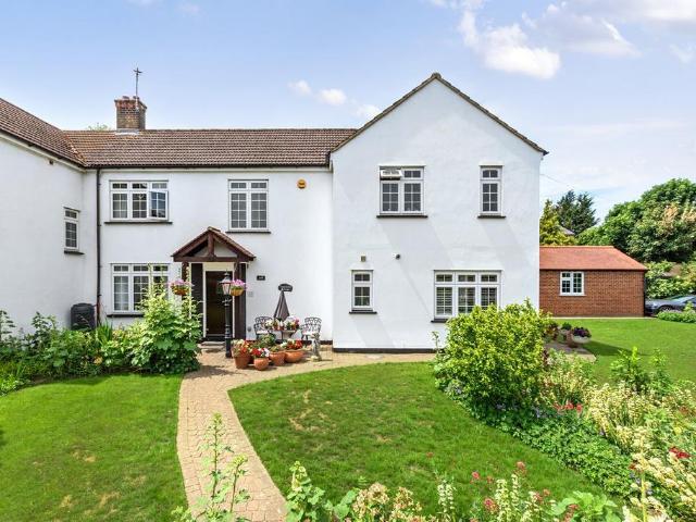 House for sale in Albany Park, Greater London