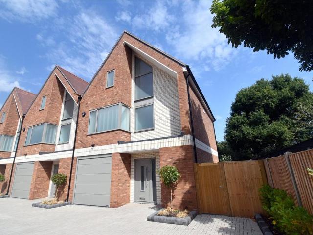 House for sale in Motspur Park, Greater London