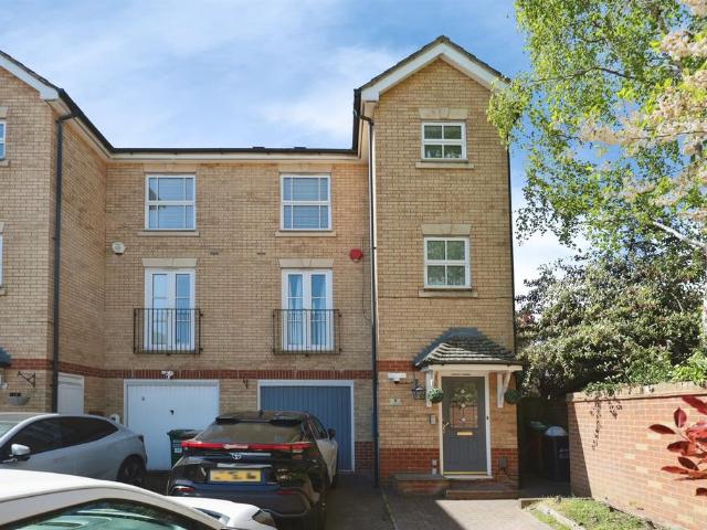 House for sale in Batchworth, Hertfordshire