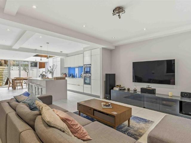 House for sale in Fulham, Walham Green