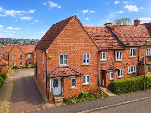 House for sale in Manor Estate, Pouchen End