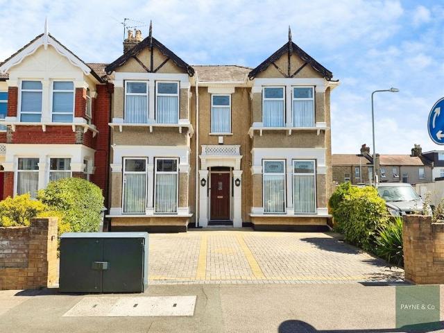 House for sale in Gants Hill, Greater London