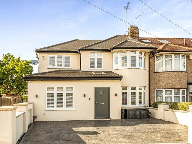 House for sale in Oakleigh Park, Greater London