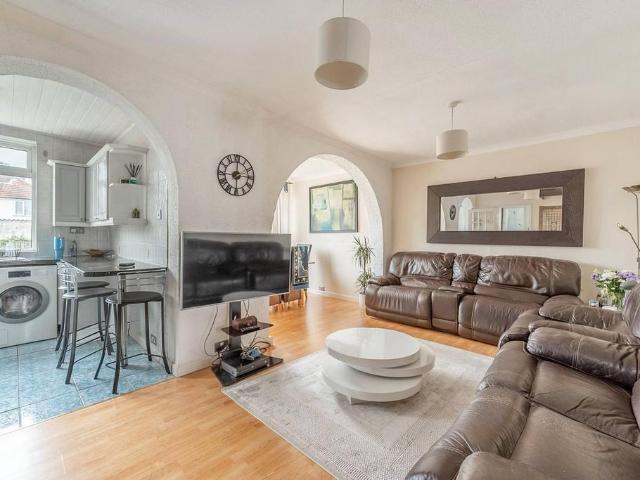 House for sale in South Stanmore, Greater London