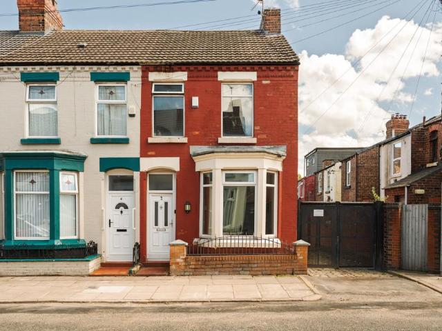 House for sale in Elm Park, Calderstones