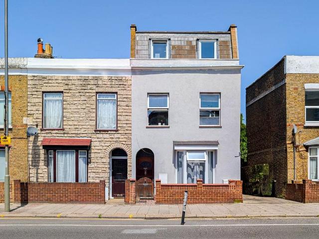 House for sale in Summerstown, Greater London