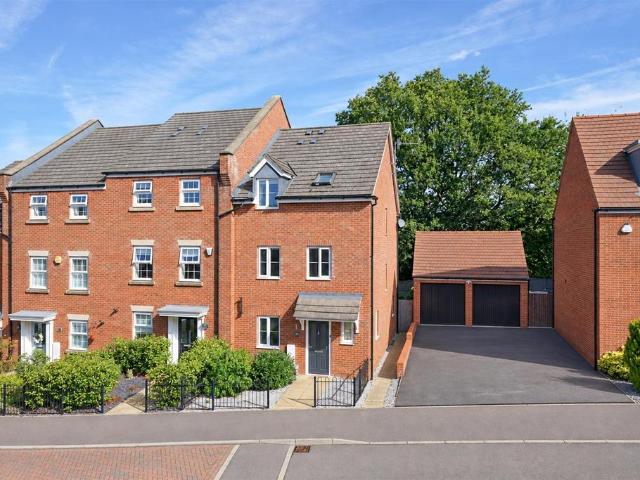 House for sale in Manor Estate, Pouchen End
