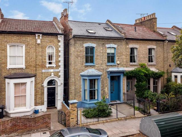 House for sale in Shacklewell, Greater London