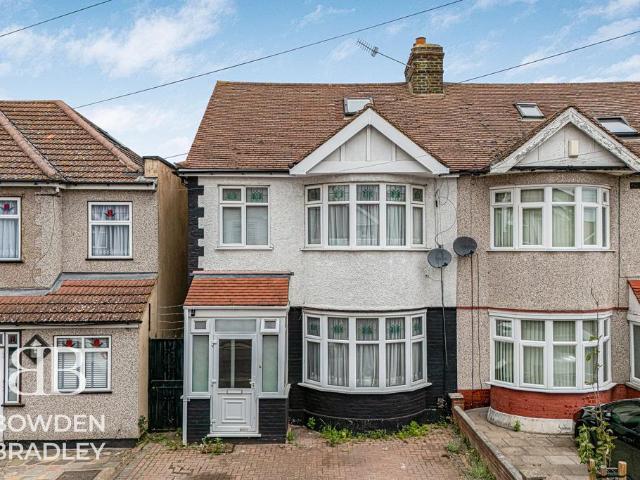 House for sale in Newbury Park, Greater London