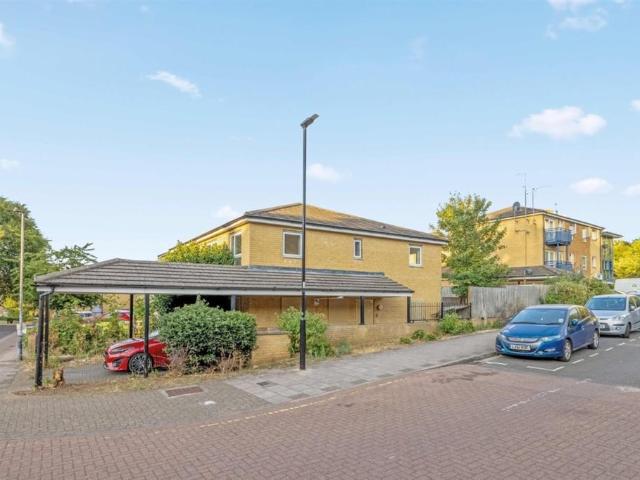 House for sale in Charlton Riverside, Greater London