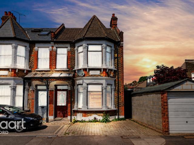 House for sale in Seven Kings, Greater London