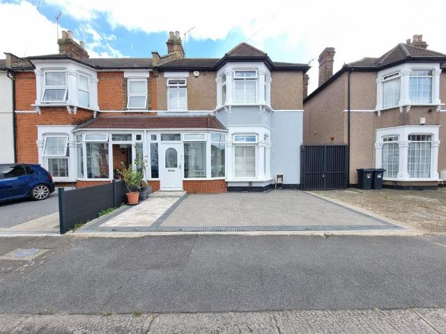 House for sale in Seven Kings, Greater London