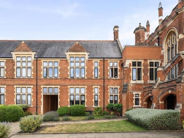 House for sale in Connaught Park, Bushey