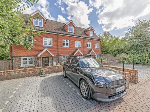 House for sale in Heol-las, Surrey