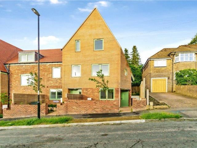 House for sale in London Borough of Croydon, Sanderstead