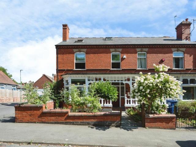 House for sale in Dixons Green, West Midlands