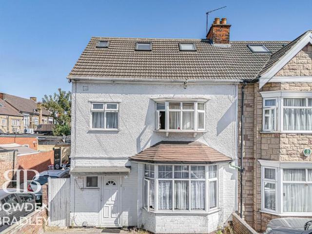 House for sale in Newbury Park, Greater London