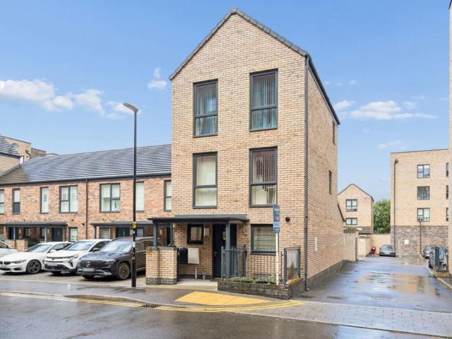 House for sale in Watford Rural, Batchworth