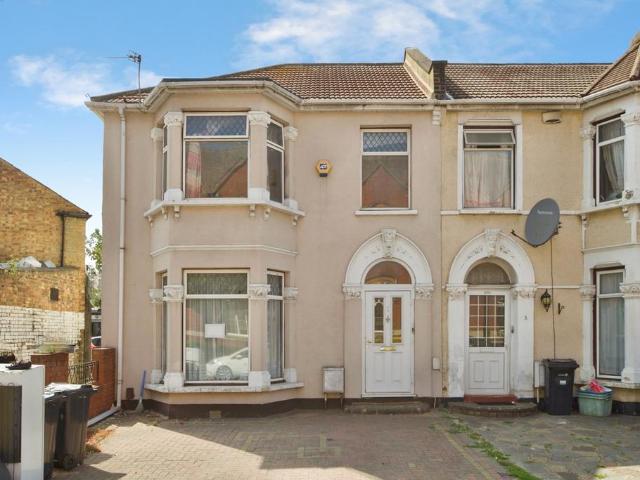 House for sale in Seven Kings, Greater London