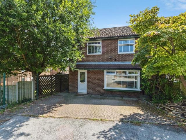 House for sale in Whinmoor, West Yorkshire