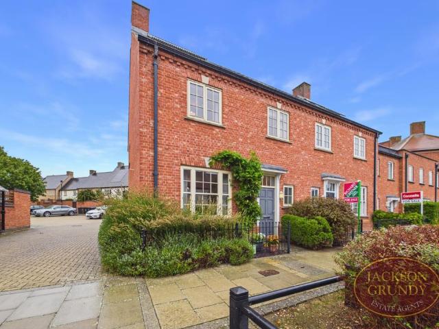 House for sale in Upton