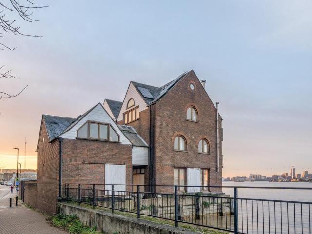 House for sale in Charlton Riverside, Greater London