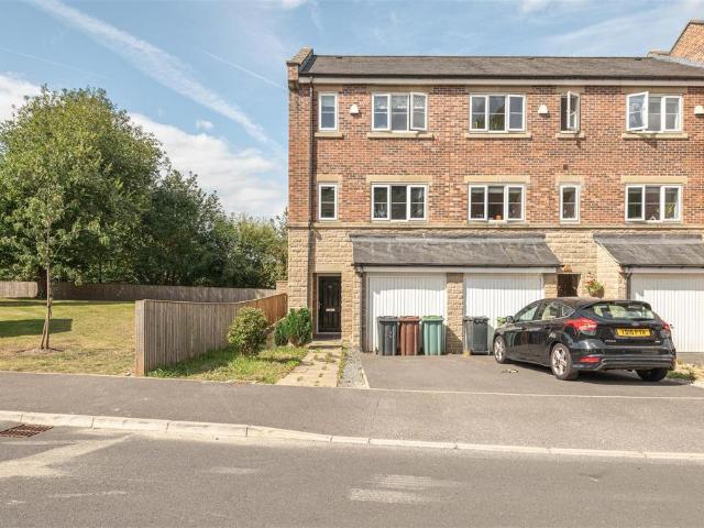 House for sale in Farsley, West Yorkshire