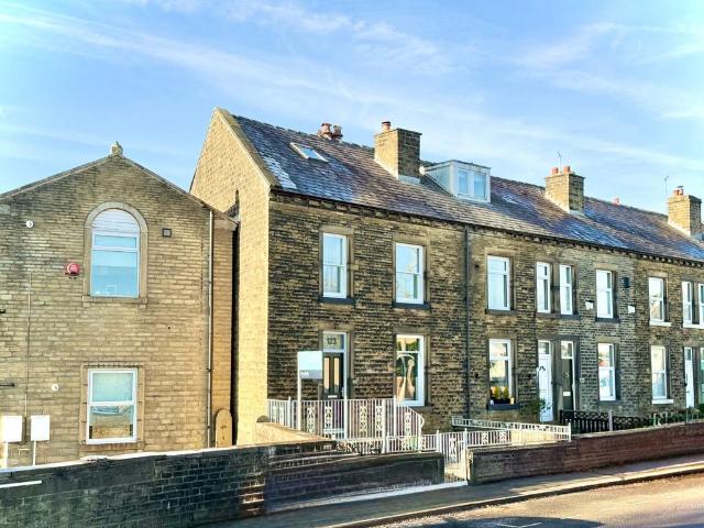 House for sale in Lindley, West Yorkshire