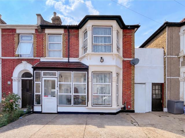 House for sale in Seven Kings, Greater London