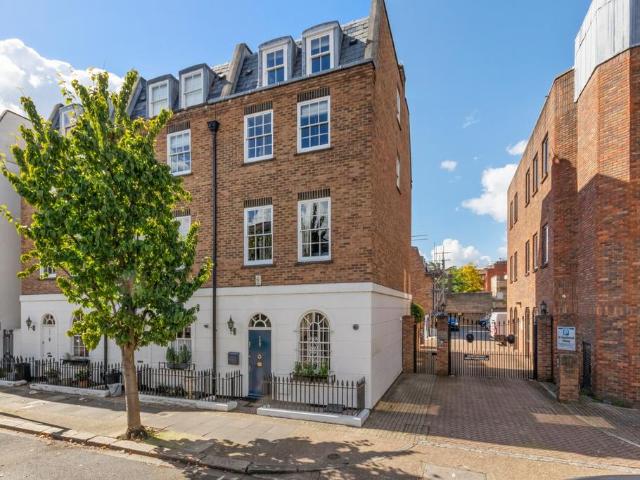 House for sale in Hammersmith, Greater London
