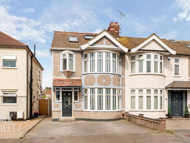 House for sale in Elm Park, Greater London