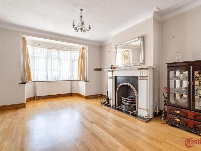 House for sale in Bowes, Greater London