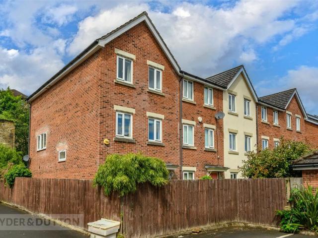 House for sale in Lindley, West Yorkshire