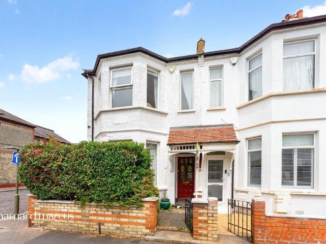 House for sale in North Finchley, Greater London