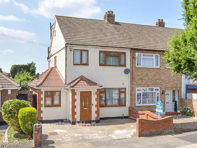 House for sale in Rainham, Greater London