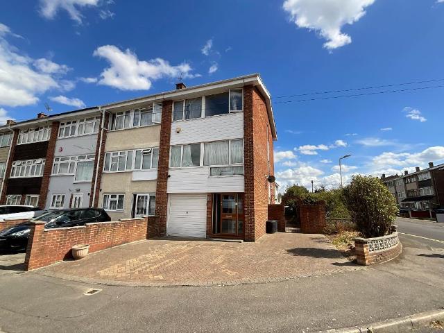 House for sale in Elm Park, Greater London