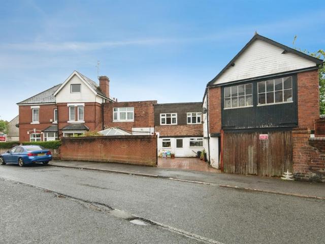 House for sale in Dixons Green, West Midlands