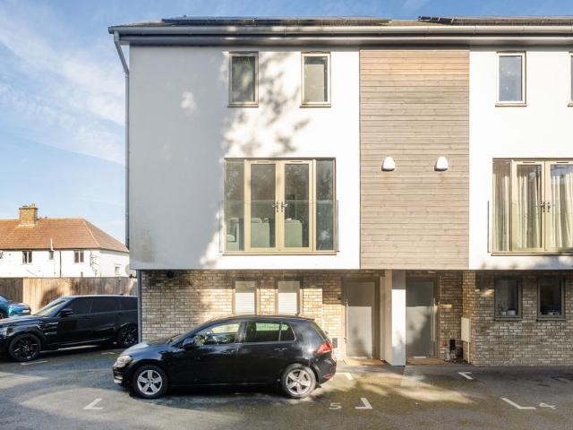 House for sale in Lonesome, Greater London