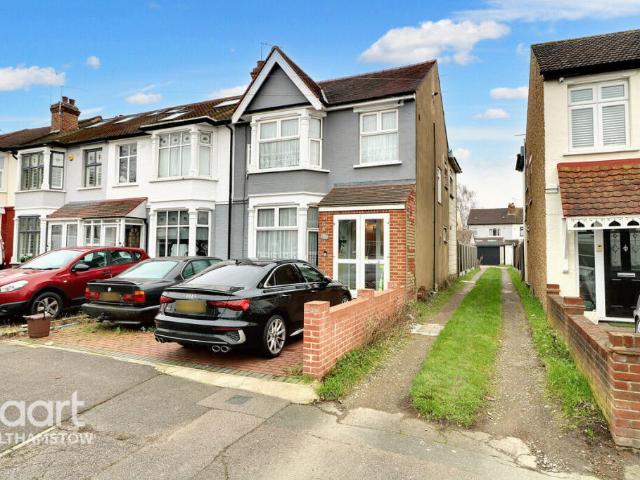 Terraced House for sale in Chingford