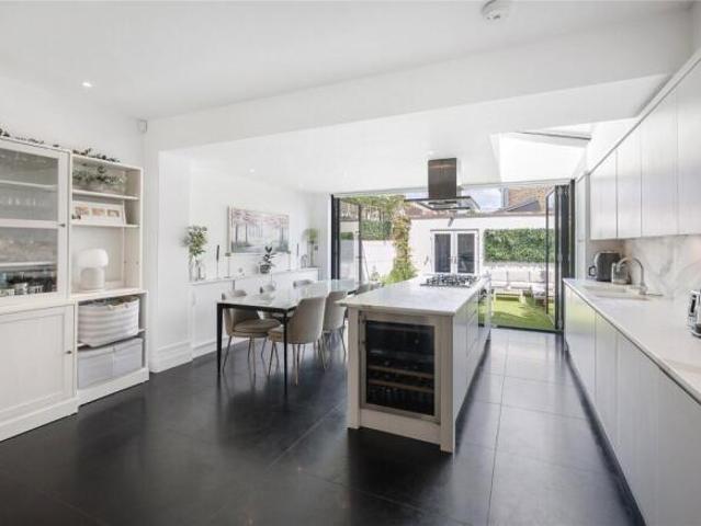 Cottage for sale in Southfields, Greater London