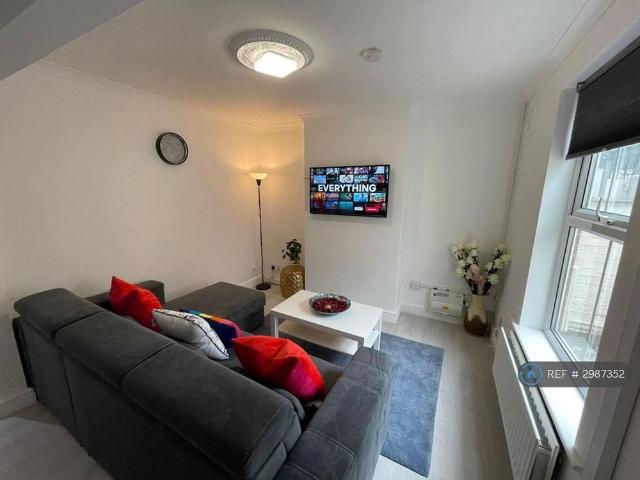House for rent in Maidenhall, Key Street